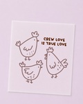 Bügelbild „Crew Love Is True Love“ mit drei gezeichneten Hühnern als DTF Transfer zum Aufbügeln für T-Shirts, Hoodies und Stofftaschen.