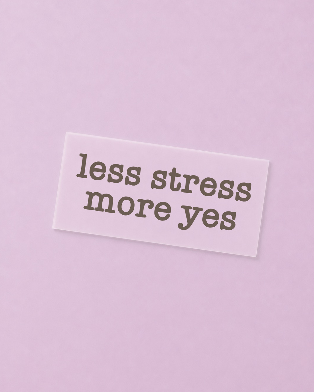 DTF Bügelbild „Less Stress More Yes“ mit modernem Schriftzug zum Aufbügeln auf T-Shirts, Hoodies, Stofftaschen und weiteren Textilien.