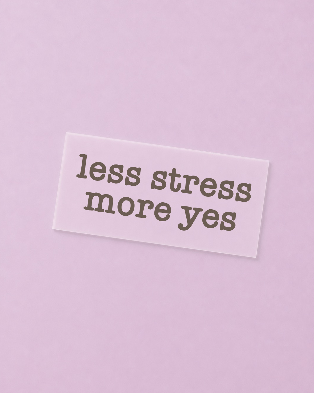 DTF Bügelbild „Less Stress More Yes“ mit modernem Schriftzug zum Aufbügeln auf T-Shirts, Hoodies, Stofftaschen und weiteren Textilien.